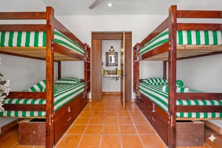 Habitación doble de lujo con balcón y vistas al mar.