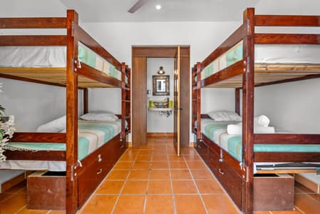 Habitación doble con baño privado y balcón