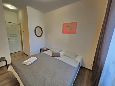 S6 Orange studio apartment