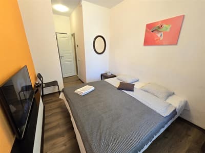 S6 Orange studio apartment