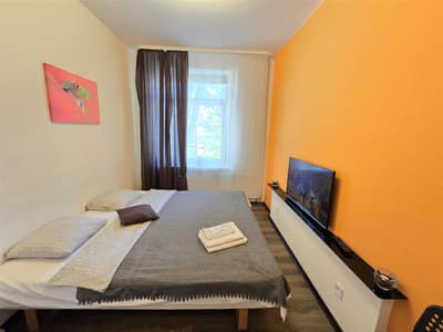 S6 Orange studio apartment