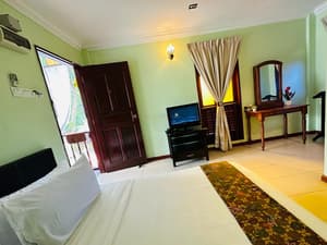 101 TUAH DELUXE QUEEN SERAMBI