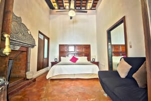 Punto 1 - Cama King Size, planta baja.