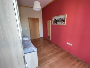 Twin room with shared bathroom