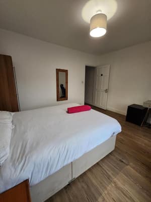 The Oaks - Room 2