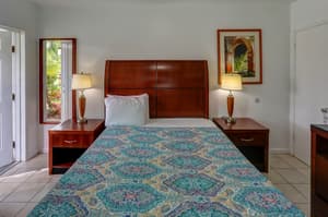 000 - Hotel Room