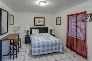 000 - Hotel Room