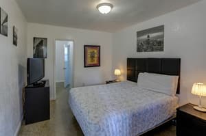 000 - Hotel Room