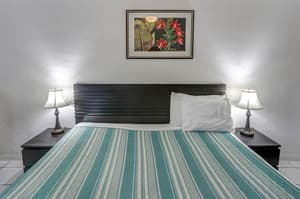100 - Hotel Room