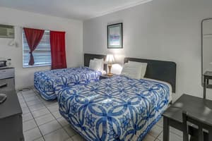 100 - Hotel Room