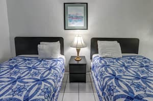 100 - Hotel Room