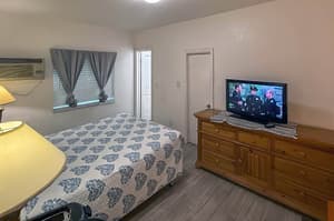 300 - Hotel Room
