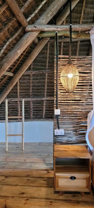Mwendokasi: Double room 2nd floor with private balcony, seaview