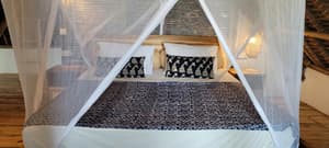 Mwendokasi: Double room 2nd floor with private balcony, seaview