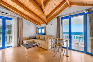 Luxurysouite with 2 seperate rooms, kitchen and seaview