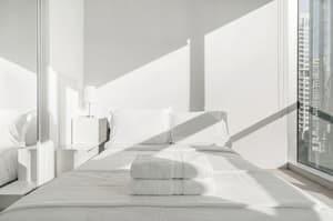 2Bdr+ Den, 4-Bed, CN Tower View with parking