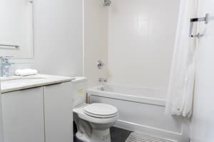 2Bdr+ Den, 4-Bed, CN Tower View with parking