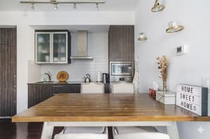 2Bdr+ Den, 4-Bed, CN Tower View with parking
