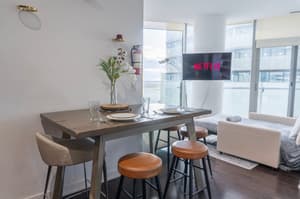2Bdr+ Den, 4-Bed, CN Tower View with parking