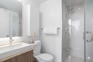 2Bdr+ Den, 4-Bed, CN Tower View with parking