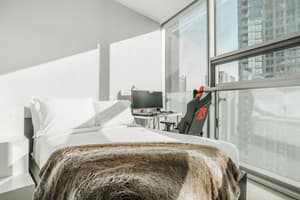2Bdr+ Den, 4-Bed, CN Tower View with parking