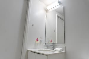 2Bdr+ Den, 4-Bed, CN Tower View with parking