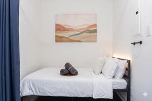 2Bdr+ Den, 4-Bed, CN Tower View with parking