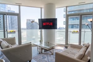 2Bdr+ Den, 4-Bed, CN Tower View with parking