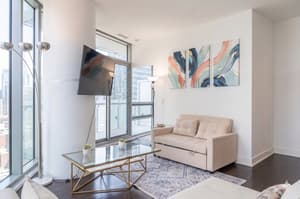 2Bdr+ Den, 4-Bed, CN Tower View with parking