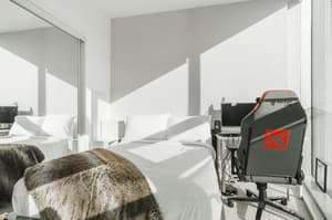 2Bdr+ Den, 4-Bed, CN Tower View with parking