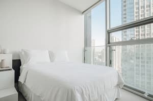 2Bdr+ Den, 4-Bed, CN Tower View with parking