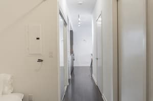 2Bdr+ Den, 4-Bed, CN Tower View with parking