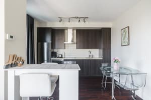 1BDR, Rogers Centre + Parking Across CN Tower