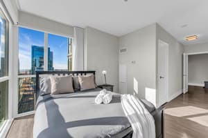 Luxe 3BR Condo CN Tower W/Parking
