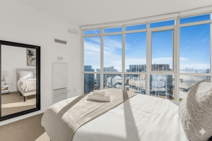 2 Bedroom Beautiful Condo with CN Tower View