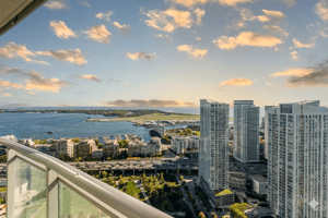 2 Bedroom Beautiful Condo with CN Tower View