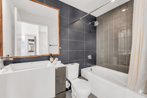 2 Bedroom Beautiful Condo with CN Tower View