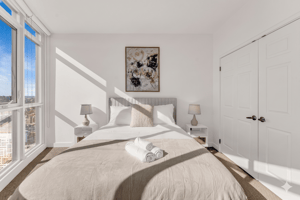 2 Bedroom Beautiful Condo with CN Tower View