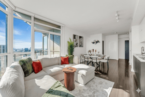 2 Bedroom Beautiful Condo with CN Tower View