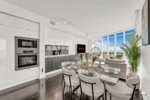 2 Bedroom Beautiful Condo with CN Tower View