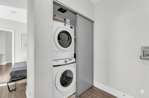 Luxe 3BR Condo CN Tower W/Parking