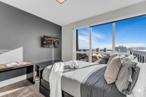 Luxe 3BR Condo CN Tower W/Parking