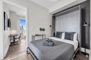 Luxe 3BR Condo CN Tower W/Parking
