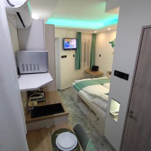 Kertre néző franciaágyas apartman
