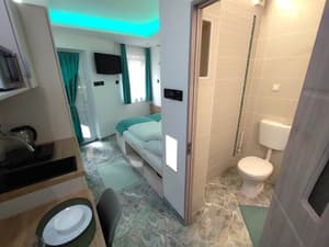 Kertre néző franciaágyas apartman