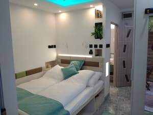 Kertre néző franciaágyas apartman