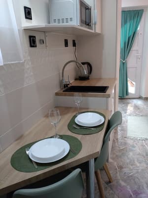 Kertre néző franciaágyas apartman