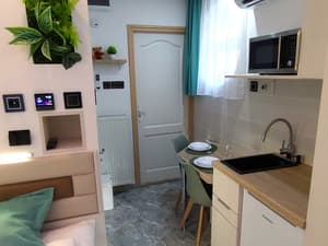 Kertre néző franciaágyas apartman