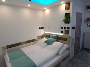 Kertre néző franciaágyas apartman