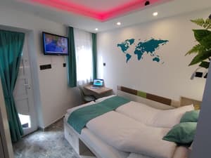 Kertre néző franciaágyas apartman